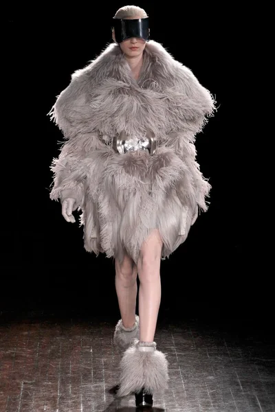 Look 16